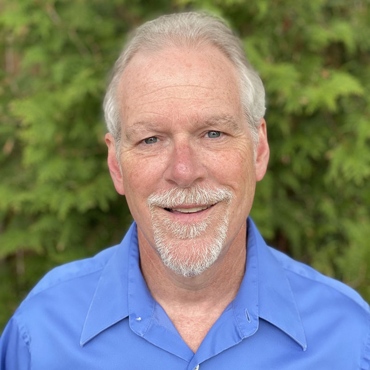 A headshot of Kelly Thayer.