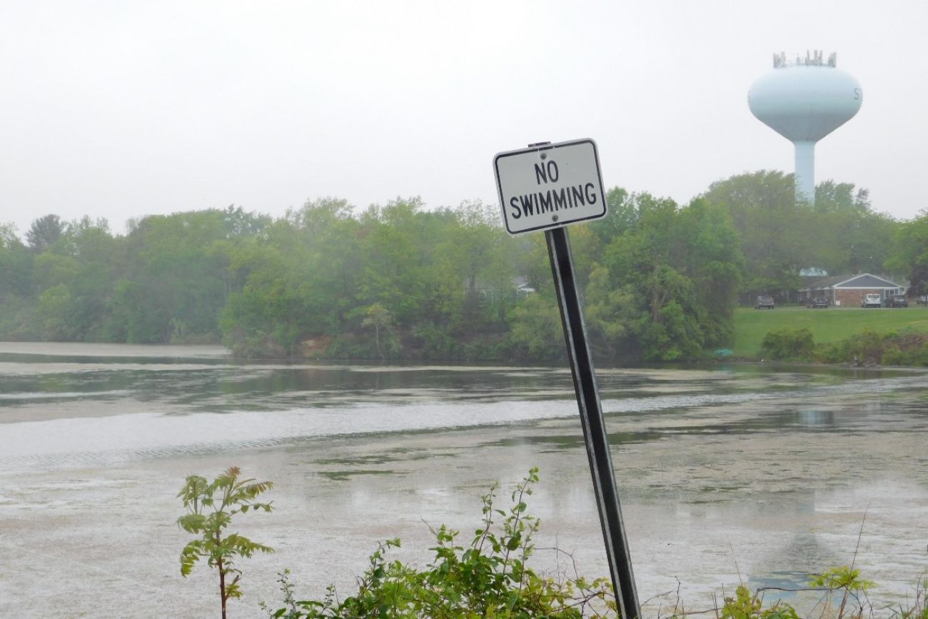 Sign says no swimming